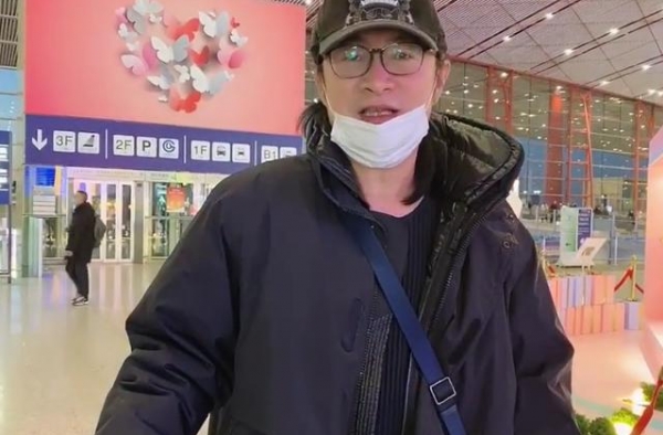 黄安回忆靠女人吃饭，大学拿七百生活费像乞丐！26岁儿子当店员