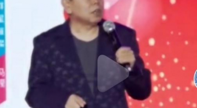 63岁潘长江商演大胆＂认妈＂，现场群众太热情，直接爬树看表演