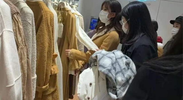 刘诗诗不再低调了，穿7万元外套逛街购物，网友：太壕气了