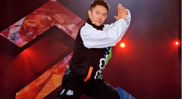 《追光吧》印小天主动击掌杜淳，杜淳迟疑半天，两人心胸一目了然