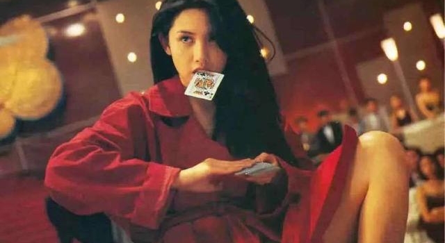 这届年轻人，爱上了90年代影视剧穿搭