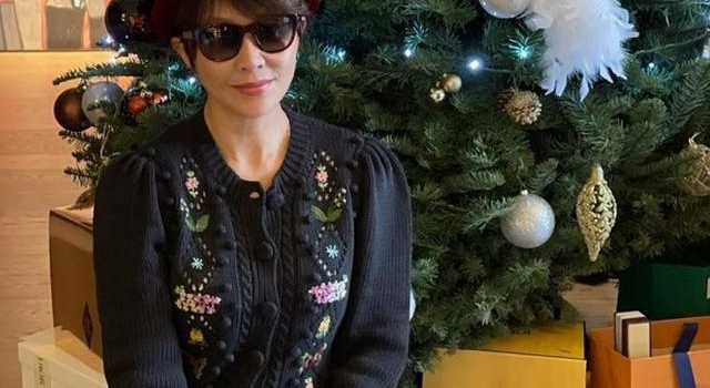 亿万富婆刘嘉玲晒圣诞照，一件毛衣价格四千，两米大树直接摆客厅