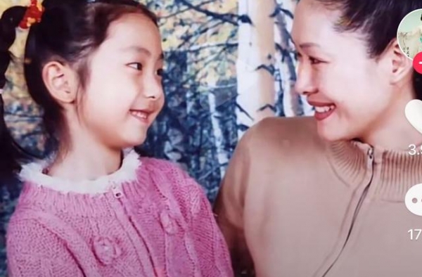 于文华罕见秀女儿，女儿出落得亭亭玉立，网友：闺女比妈妈美