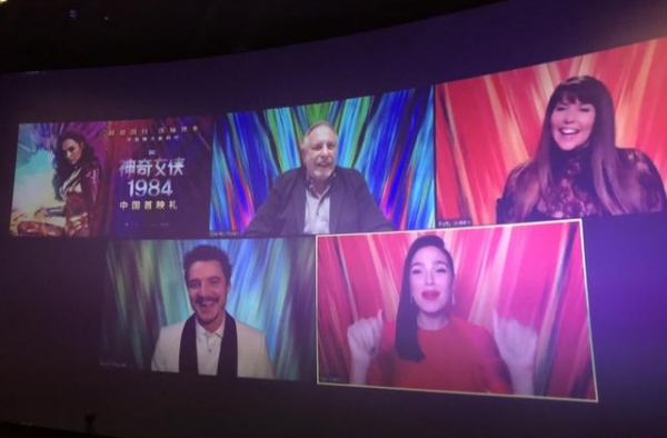 除了比北美早一周上映，“神奇女侠”还深夜连线成都观众