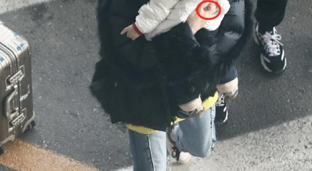 章子怡抱小儿子现身，皮草外套宝石戒指抢眼，专人帮拎万元大牌包