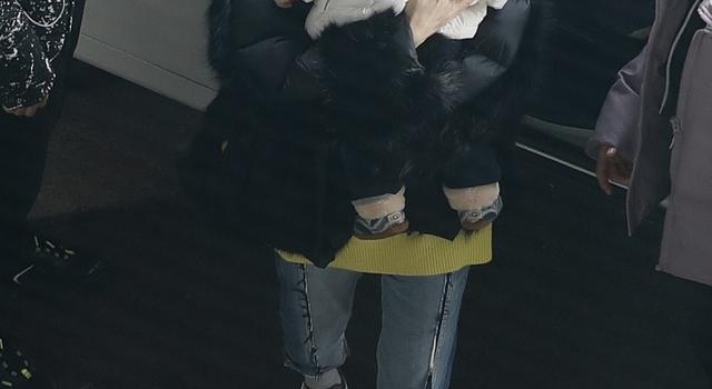 章子怡抱儿子现身 女儿醒醒遇镜头开心挥手