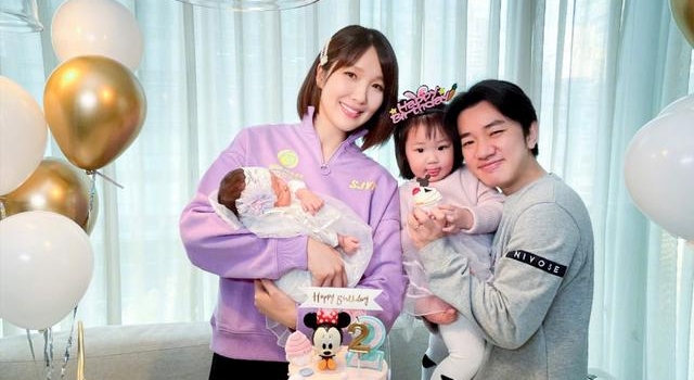 王祖蓝二胎得女自称“大鼻妹”，漂亮老婆加两个小棉袄，太幸福了