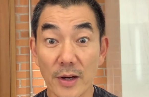 54岁任贤齐近照认不出，发际线后移白发显眼，胡子拉碴造型邋遢