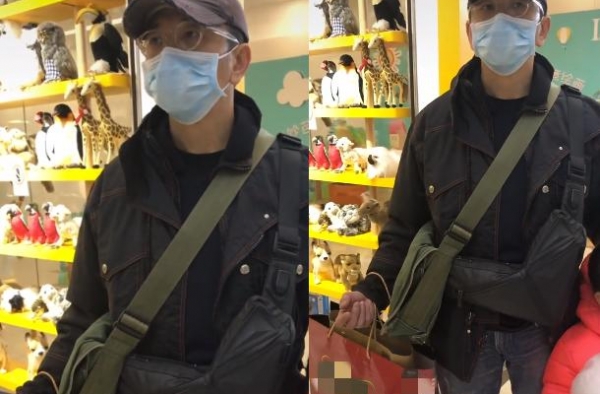 56岁温兆伦带妻女逛街，打扮朴素认不出，提满大包小包任劳任怨