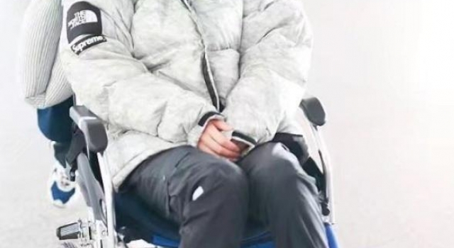 张嘉倪一双球鞋价格过万，骨折后坐轮椅赚钱，富二代老公要求严苛