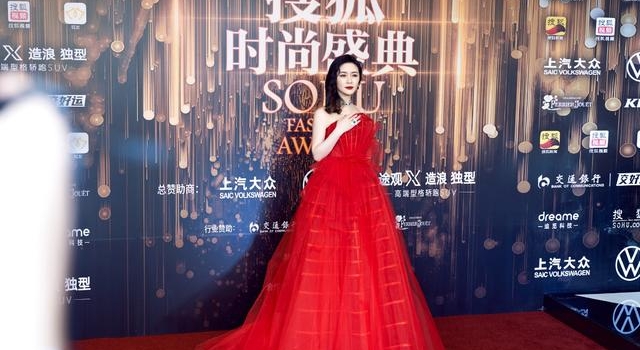45岁田海蓉穿＂中国红＂压轴走红毯！惊为天人，10年一直没变