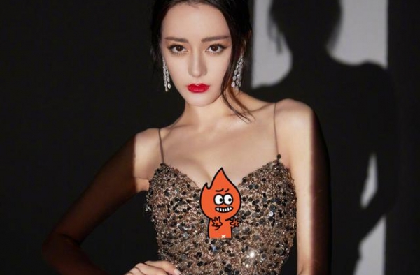 迪丽热巴穿V领放弃遮挡，秀美背方式特殊，故意扯下细肩带不怕露