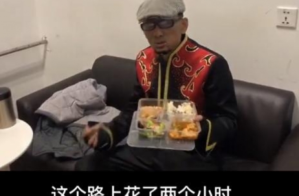 农民歌手阿宝重返央视，胡子拉碴不修边幅，大口吃盒饭略显心酸
