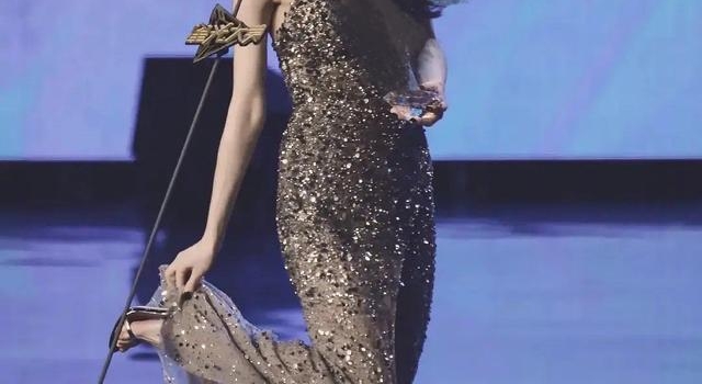 热巴＂公主提裙＂曝光，比走红毯还美！穿紧身钻石礼服大秀好身材