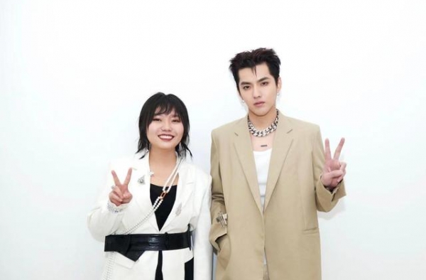 凭实力追星，李雪琴晒与吴亦凡同框照