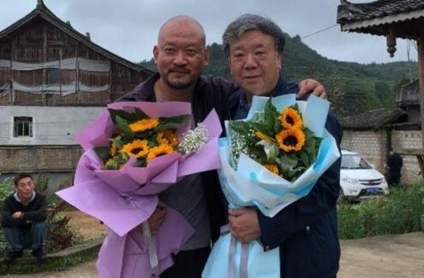 60岁“胡一统”近照曝光，满头白发面容难认，老太快让人唏嘘