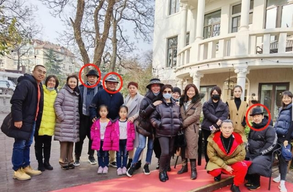 张铁林55岁女友露面，身价过亿却打扮朴素，6次上春晚来头不小