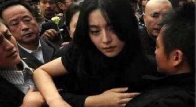 娱乐圈真实关系是什么样？张馨予自曝被排挤，赵丽颖典礼尬出屏幕