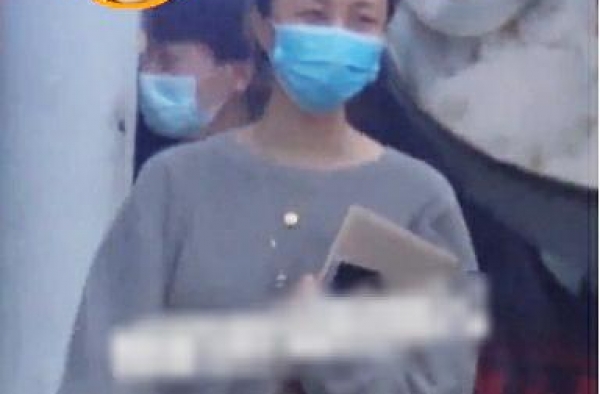 孙红雷小15岁娇妻罕露面，身材纤细比丈夫还高，两人同框无交流