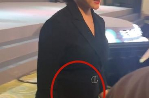 41岁刘璇二胎后罕见露面，小腹凸出臃肿滚圆，网友表示这才正常