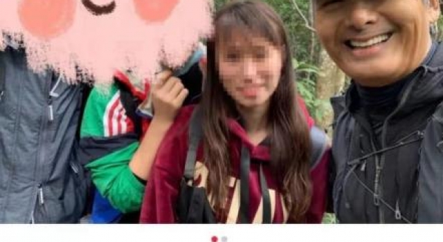 周润发爬山被偶遇，双鬓斑白满脸沧桑，帮受伤老太处理伤口太善良