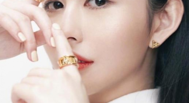 邱淑贞21岁女儿再登封面，样貌出众略显成熟，却被指颜值不及妈