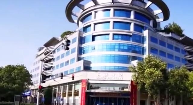 晴格格王艳上亿豪宅罕曝光，后花园堪比足球场，屋顶一览故宫风景
