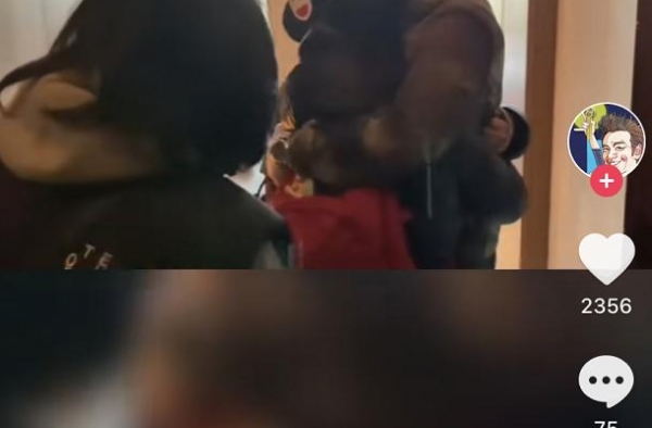 钟镇涛与妻女分离4个月团聚，父女三人哭成一团，娇妻却在旁搬箱