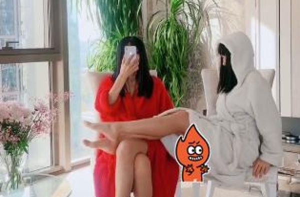 54岁张咪与女儿秀傲人长腿，浴袍太短险走光，还被嘲没文化？
