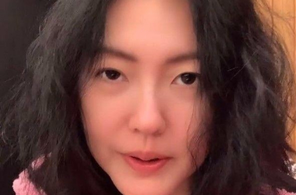 小S晒白发视频，直呼受够了染发，打算让其自由生长，终于服老了