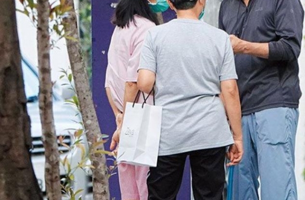 刘松仁被曝中风后身形消瘦，手脚无力拐杖不离身，米雪送礼示关心