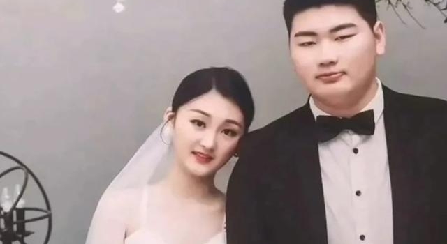大衣哥儿媳近况曝光！穿露脐装和妈妈跳女团舞，肚子雪白被嘲壮实