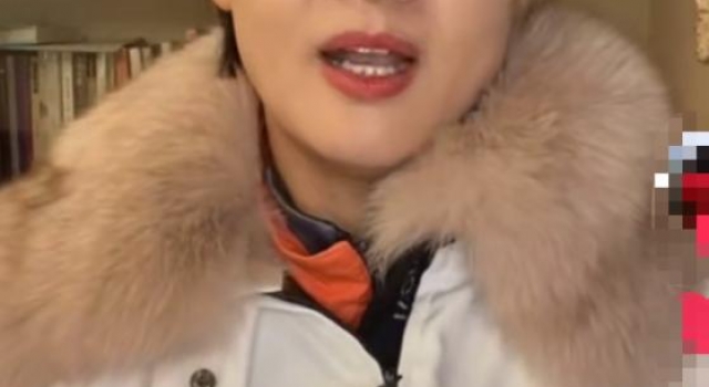 央视前主播李小萌劝女生买房，自曝被前任骗钱，现将重心转到家庭