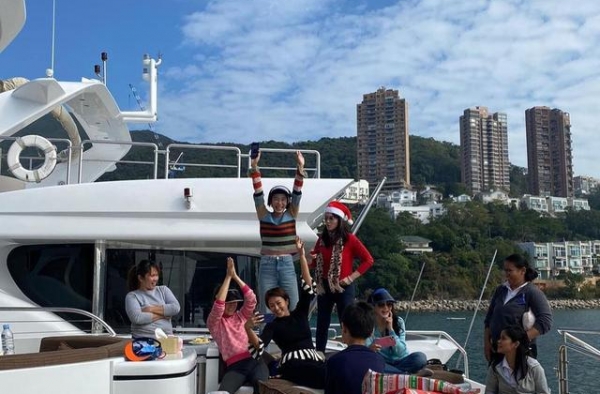 TVB女星坐上亿游艇出海，嫁给大25岁富豪，和老公二女儿同岁