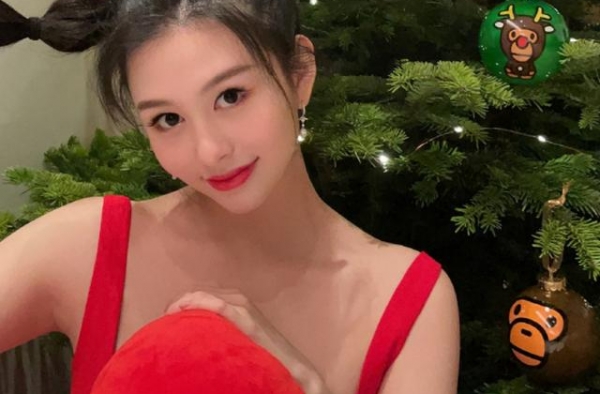 邱淑贞女儿身材太辣，穿吊带挡不住事业线，21岁比妈妈还丰满