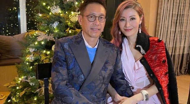 50岁李嘉欣晒与老公合照，被摸大腿一脸甜蜜，粉色卷发尤为吸睛