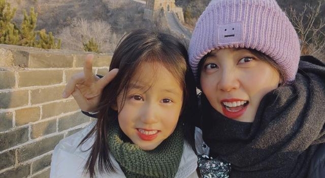 孙莉与小女儿合影，6岁多妹化妆美貌惊艳，已长成气质美女