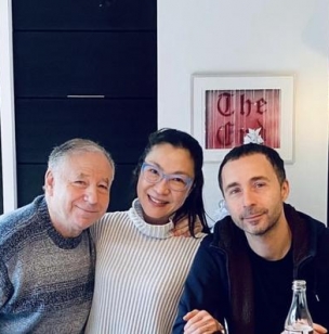 杨紫琼罕晒74岁男友，挽其儿子显亲密，恋爱16年难怀孕没结婚