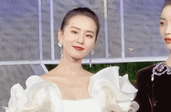 双生花大片来袭！刘诗诗出镜秀香肩，倪妮梳大背头叼烟比男人还帅