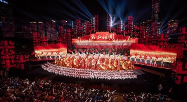2021央视新年音乐会 伍燕、李治廷、黄俊英齐《讲古》