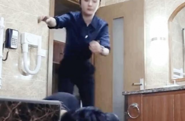 34岁杨幂职业装照曝光，禁欲系衬衫领口微露，傲人曲线一览无遗