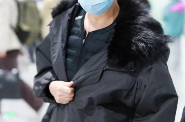 59岁宋丹丹穿健美裤现身，大腿没一点肥肉，身材骨感皮肤显松弛