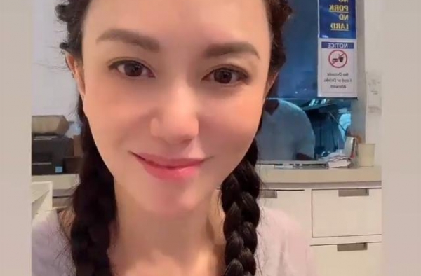 ＂最美殷素素＂48岁没赘肉，嫁洋老公7年未生育，和继子很亲密