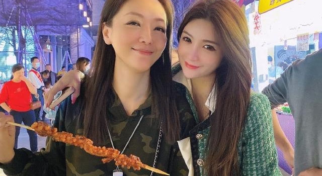 48岁郭少芸肤色蜡黄显老，和旁边素人对比明显，自降身价跑宴席