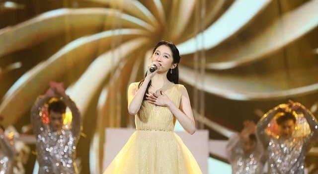 关晓彤凭《二十不惑》获演员荣誉 穿性感礼服登台女人味十足