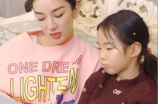黄奕7岁女儿颜值跑偏，大小眼龅牙太明显，不爱读书还敢怼妈妈