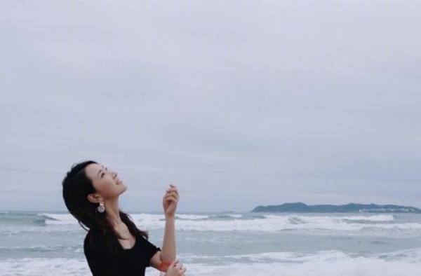 陈赫老婆和前妻暗较劲？在同一地点秀恩爱，许婧小2岁却更显老？