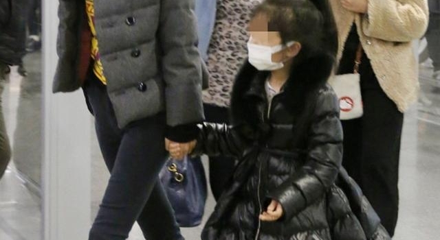 马伊琍12岁女儿现身机场，身高直逼妈妈，网友却说不必营销腿长