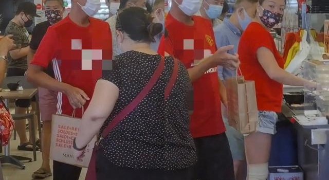 ＂昆仑奴＂周初明近况罕曝光，走路一瘸一拐，店内打包送餐无人识