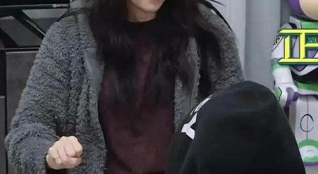 欧阳娜娜才19岁就胖成大妈！大码身材肉乎乎，都要把西装撑破了